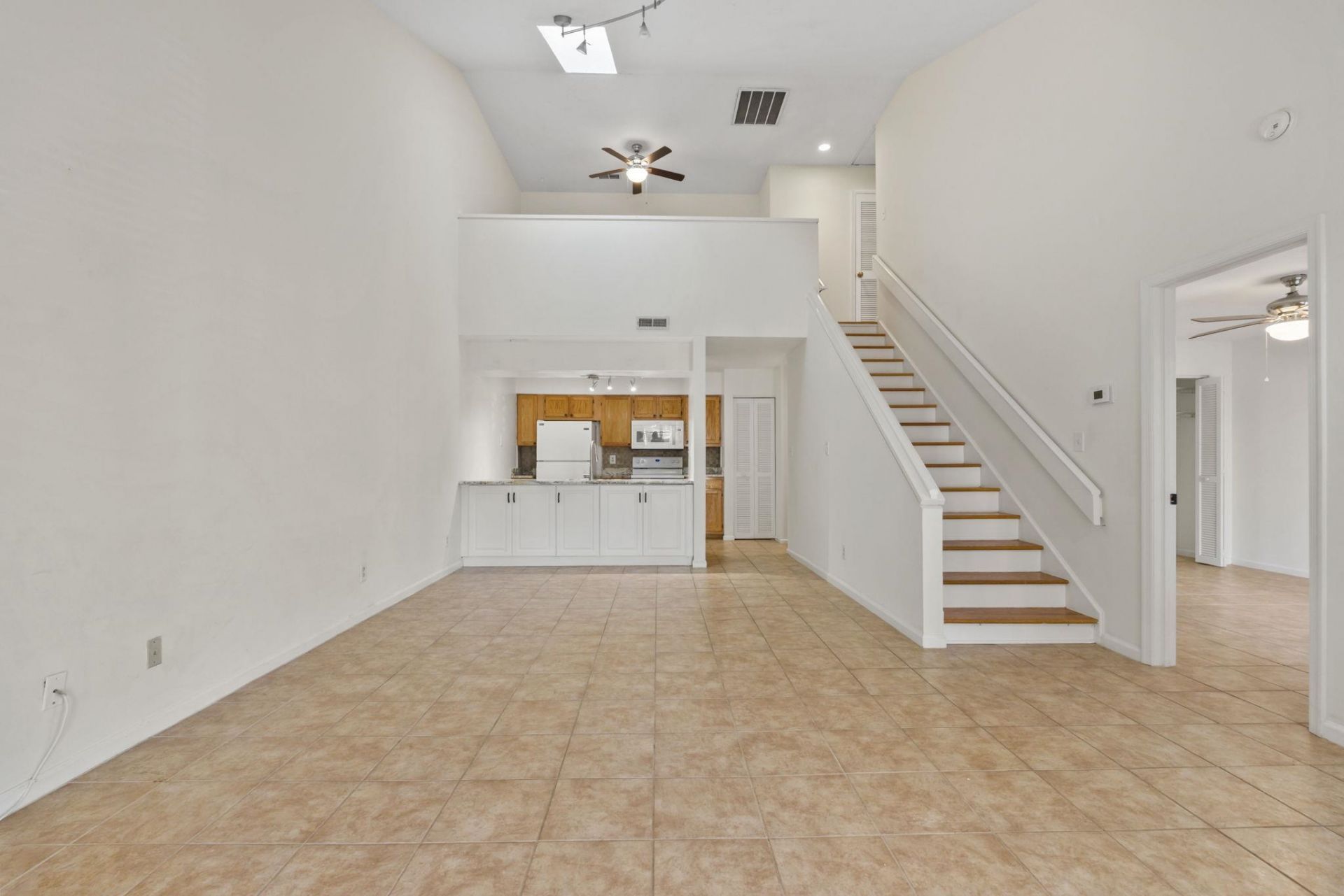 900 Courtyard Dr.  Photo 4