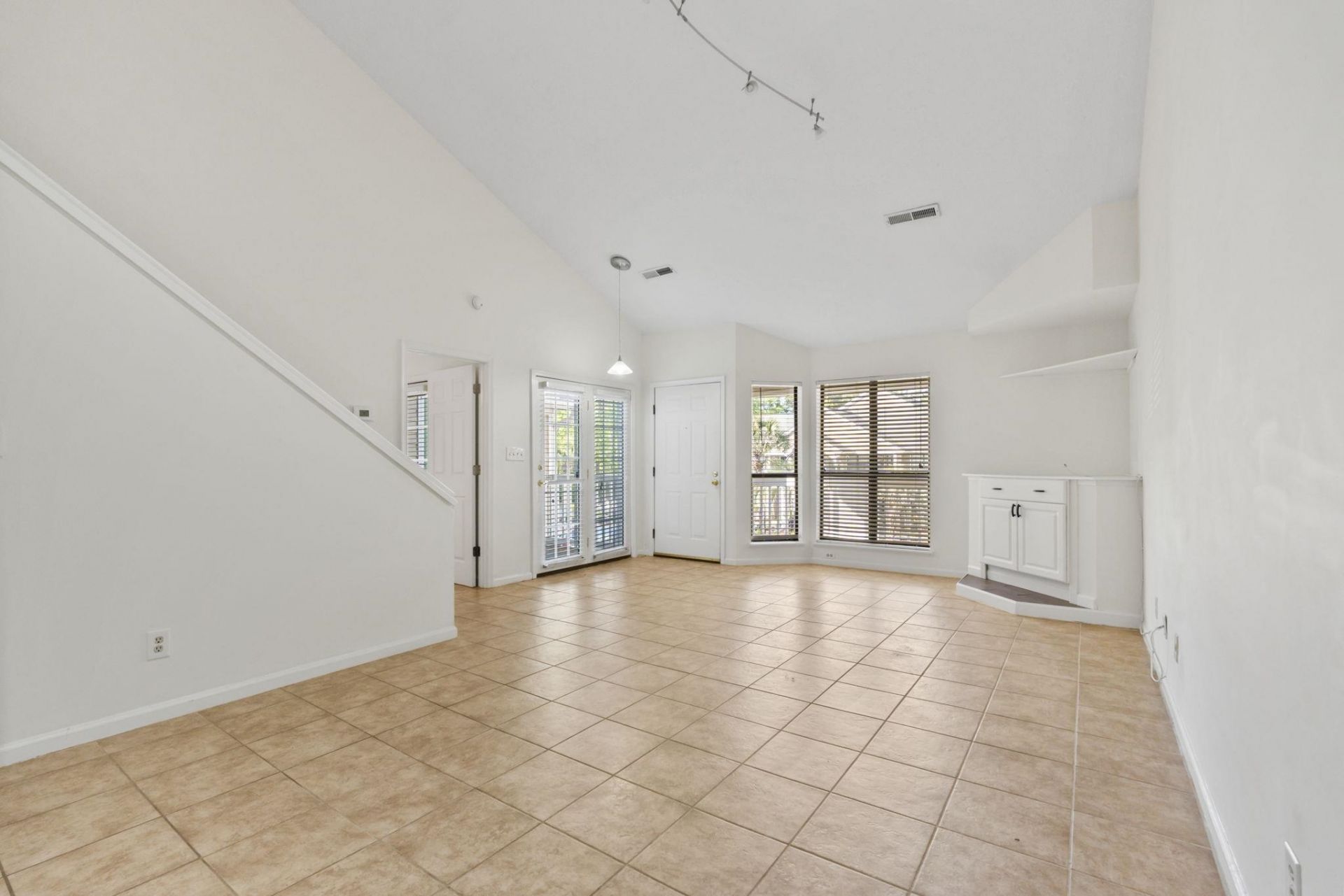 900 Courtyard Dr.  Photo 5