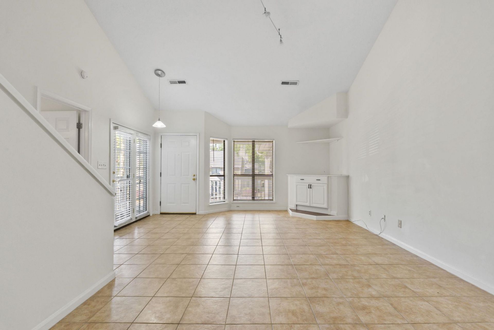 900 Courtyard Dr.  Photo 6