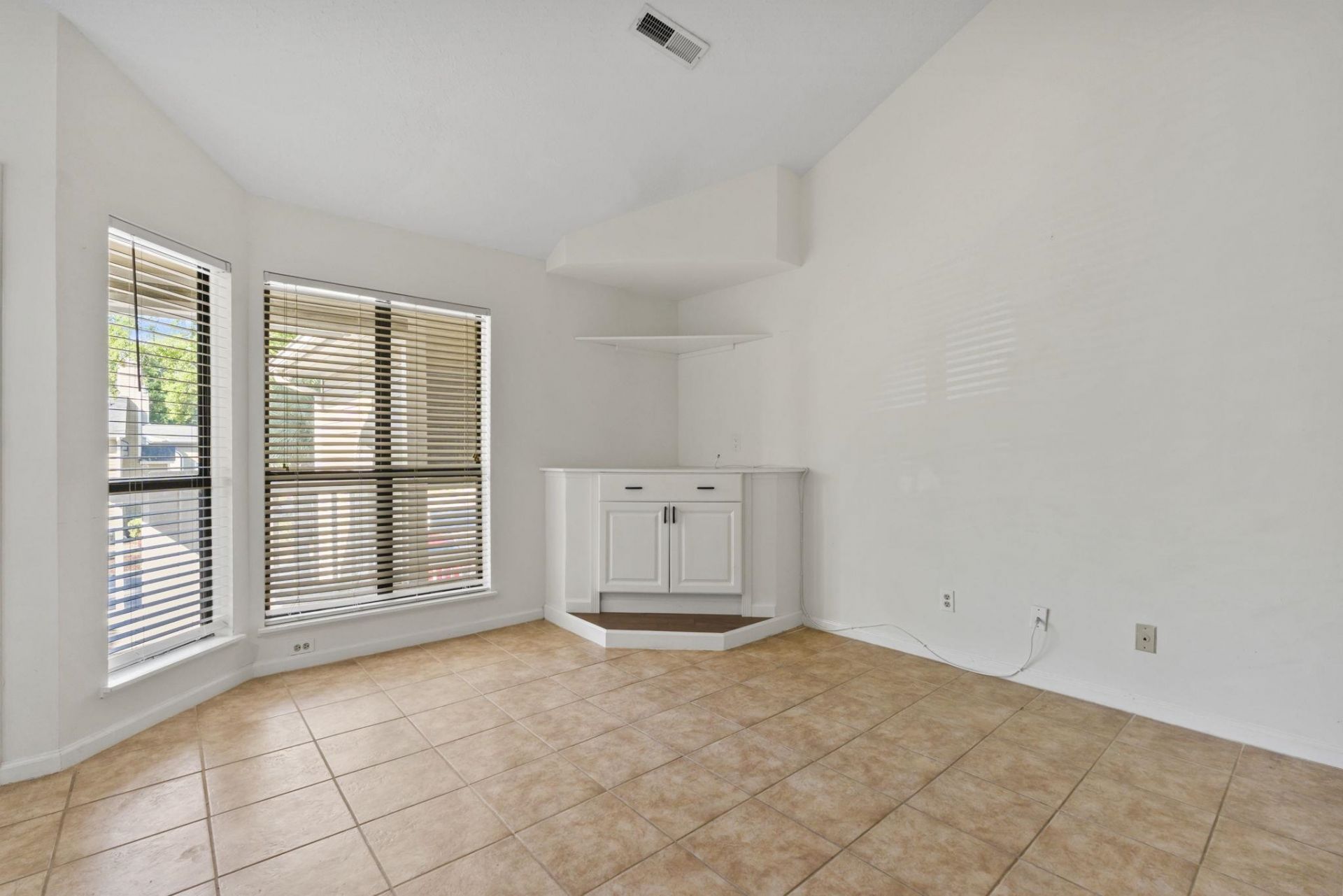 900 Courtyard Dr.  Photo 7