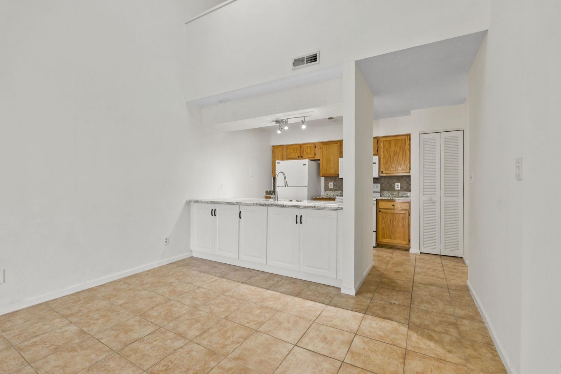 900 Courtyard Dr.  Photo 8