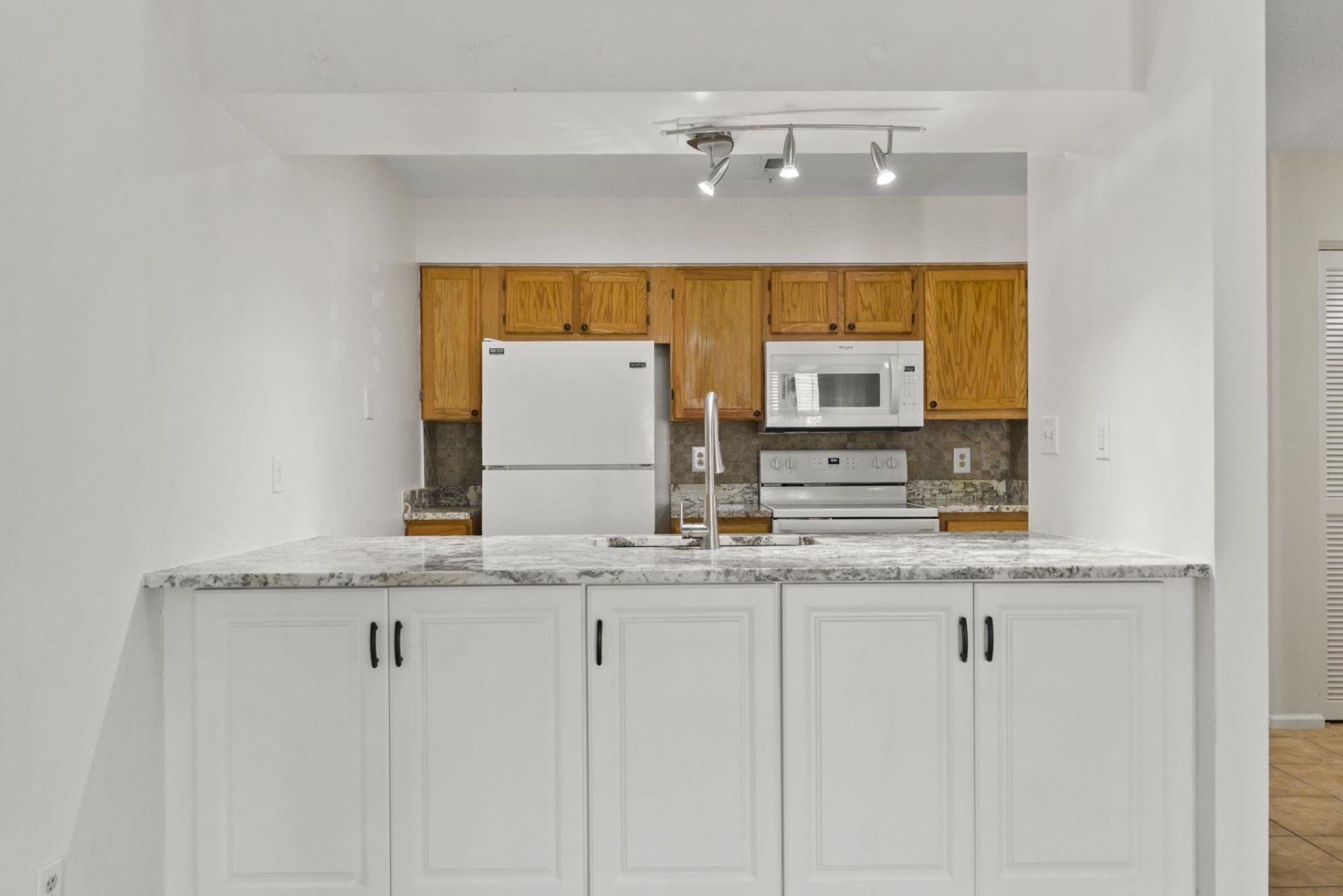 900 Courtyard Dr.  Photo 9