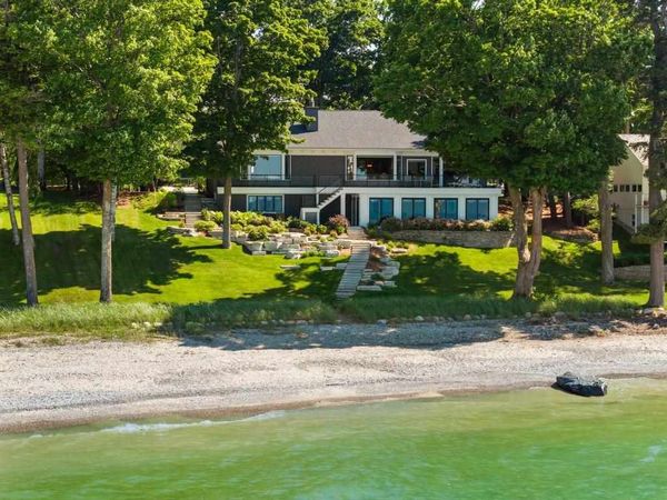 14605 Park Avenue, Charlevoix, MI 49720