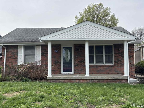 626 W POPLAR Street, Taylorville, IL 62568