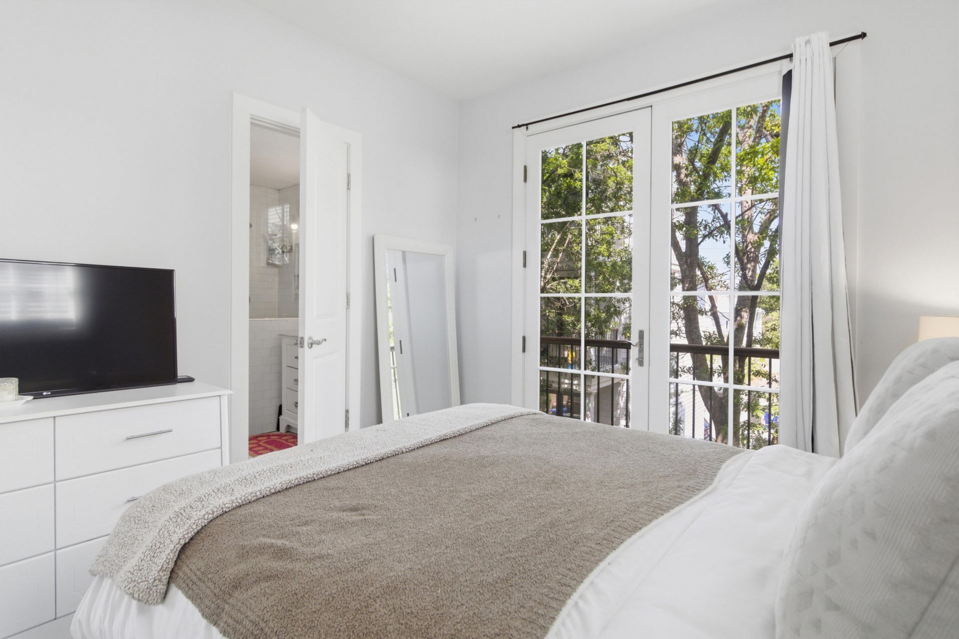 18 Corinne Street Photo 15