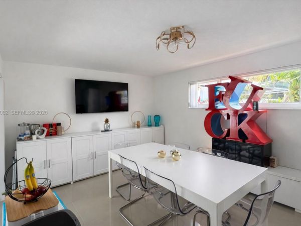 8085 NW 21st St , Sunrise, FL 33322