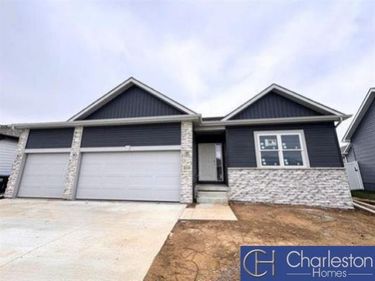 5504 Leawood Circle, Papillion, NE 68133