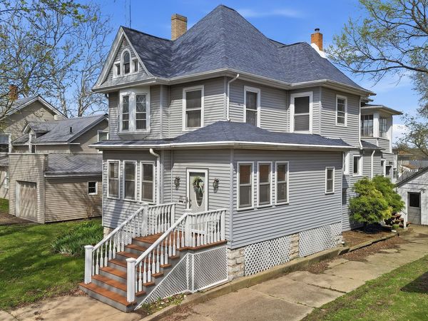 215 W 7th Street , Dixon, IL 61021