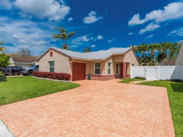 13721 Oak Ridge Dr , Davie, FL 33325