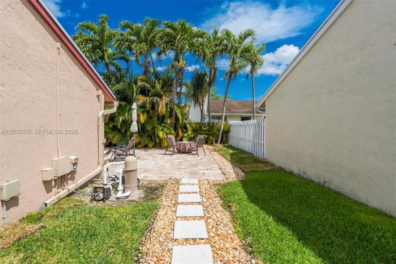 13721 Oak Ridge Dr , Davie, FL 33325 Photo