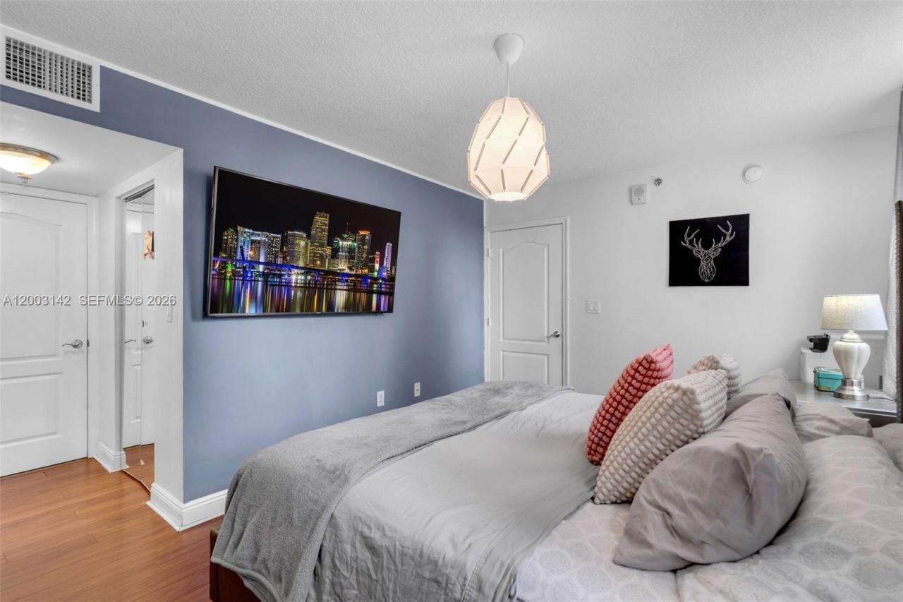 1200 Brickell Bay Dr , Unit 1924, Miami, FL 33131 Photo