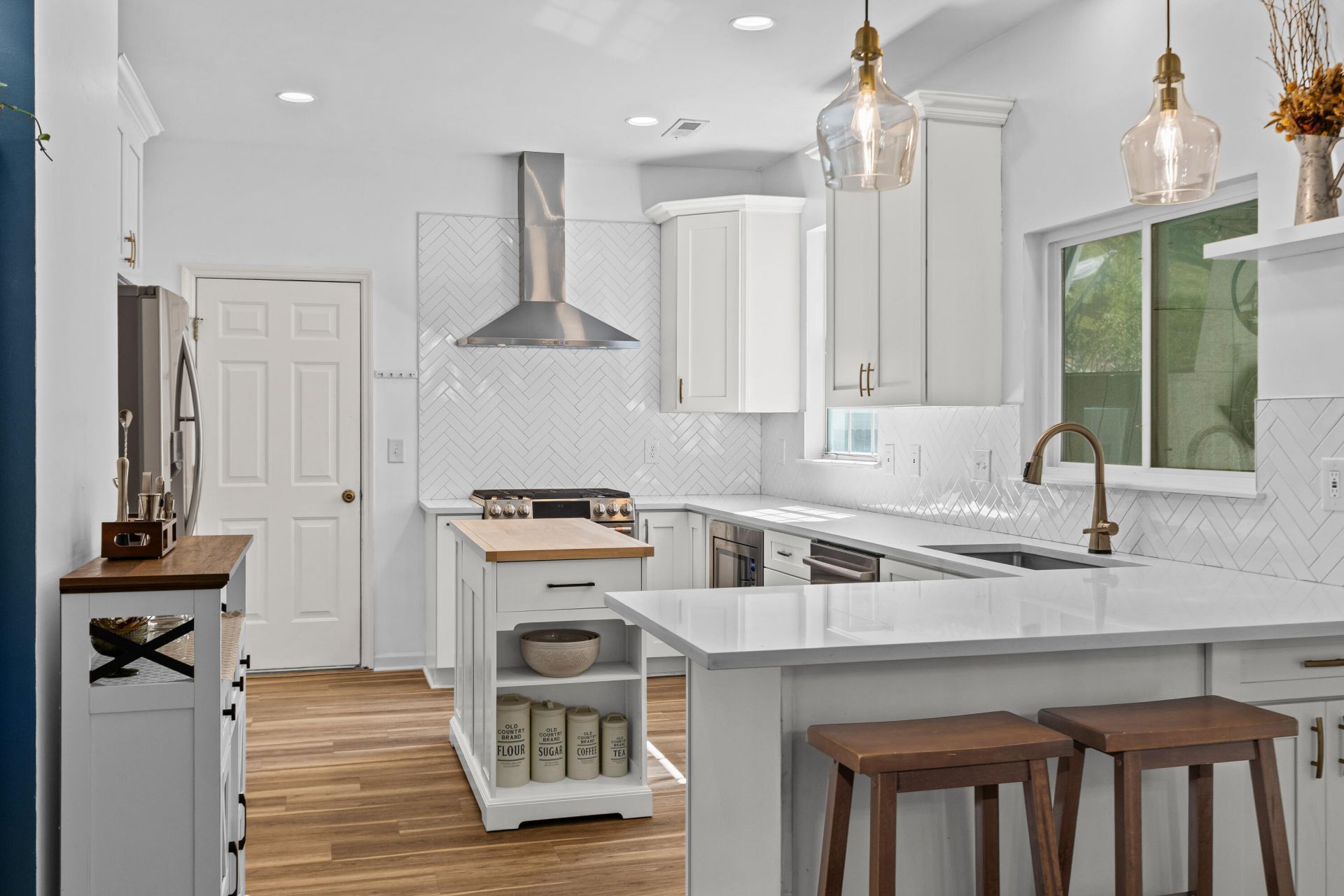 800 Essex Drive Photo 6