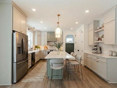 2816 Oxford Street N, Roseville, MN 55126