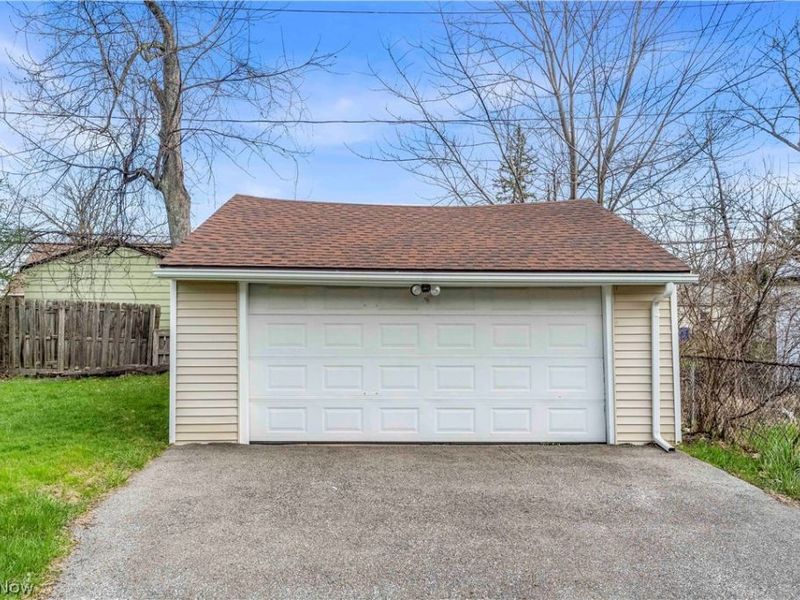 17401 Wayne Drive, Cleveland, OH 44128 Photo 24