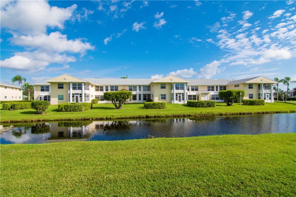 356 Grove Isle Circle, Unit 356, Vero Beach, FL 32962 Photo