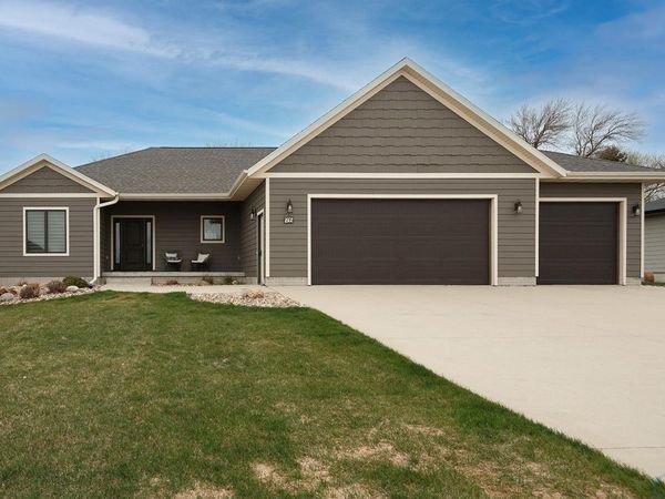 935 8th Avenue SE, Sioux Center, IA 51250