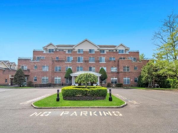 1 Portico Court , Unit 300, Great Neck, NY 11021