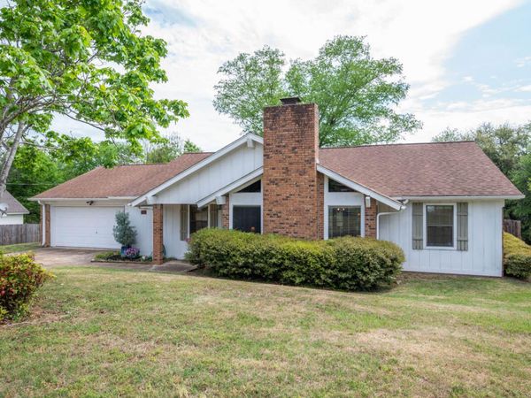 110 Oakridge St., Starkville, MS 39759