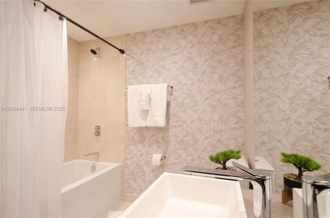 1000 Brickell Plz, Unit 4207, Miami, FL 33131 Photo
