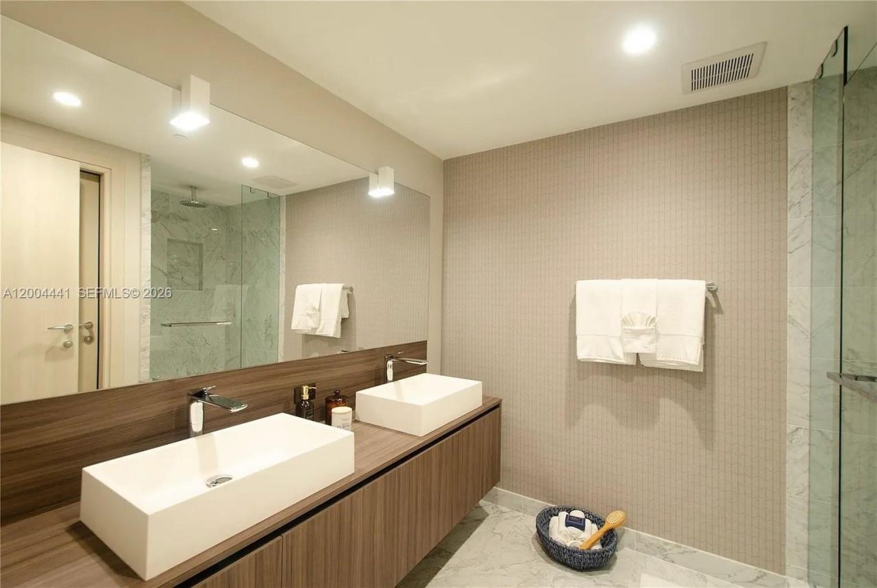 1000 Brickell Plz, Unit 4207, Miami, FL 33131 Photo
