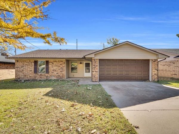 221 N Edgefield Road , Waxahachie, TX 75165