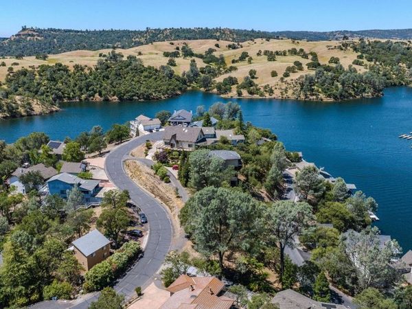 215 Oakhurst Ct, Copperopolis, CA 95228