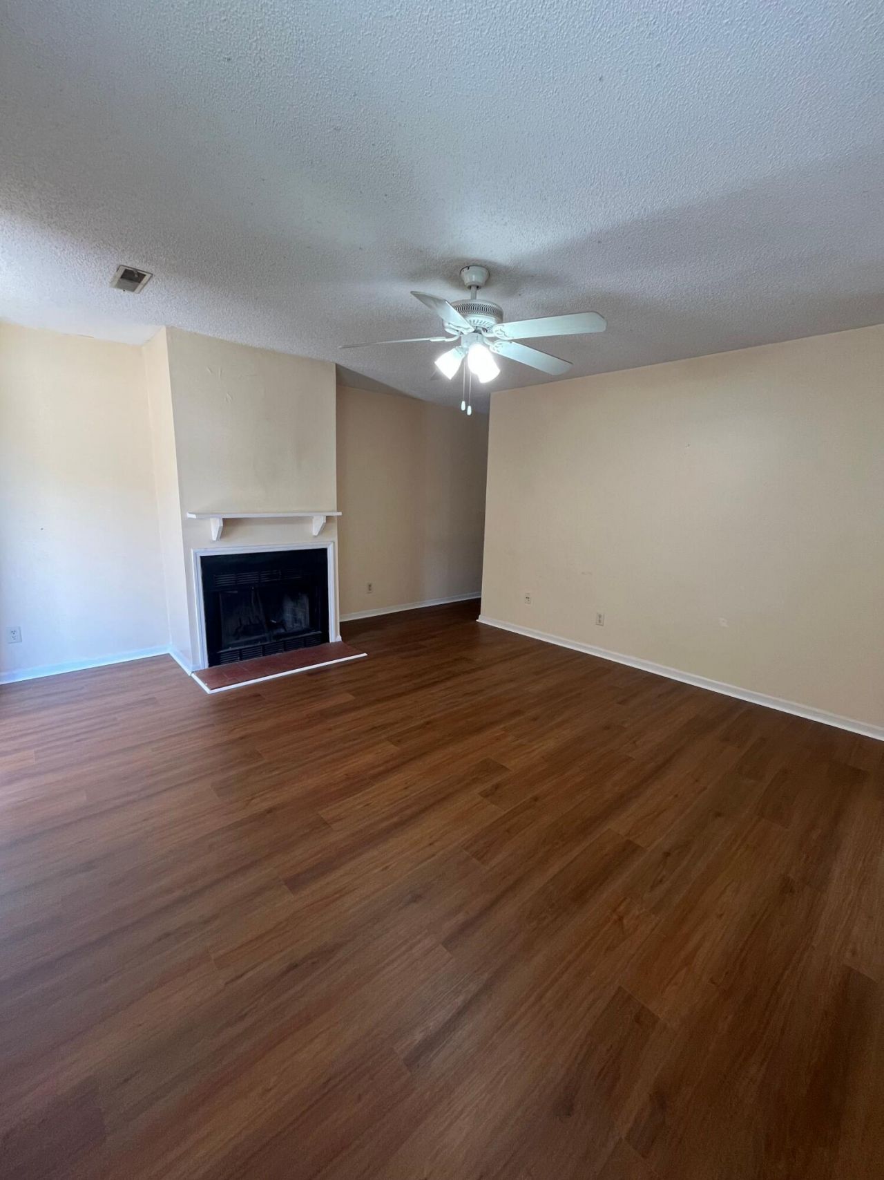 101 Freehold Circle Photo 4