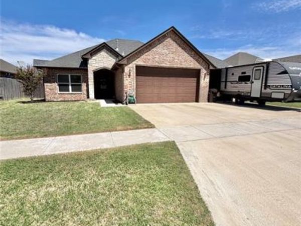 2105 Longhorn Trail, Altus, OK 73521
