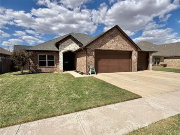 2105 Longhorn Trail, Altus, OK 73521