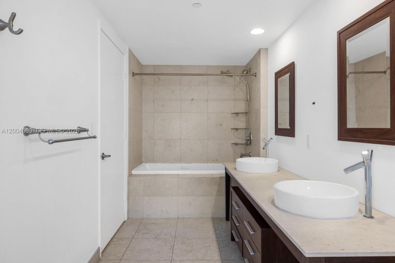 465 Brickell Ave, Unit 4206, Miami, FL 33131 Photo