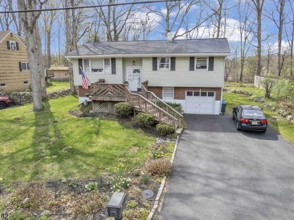 14 Woods Edge Rd, Byram, NJ 07874