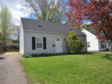 390 Morrison Avenue , Cuyahoga Falls, OH 44221