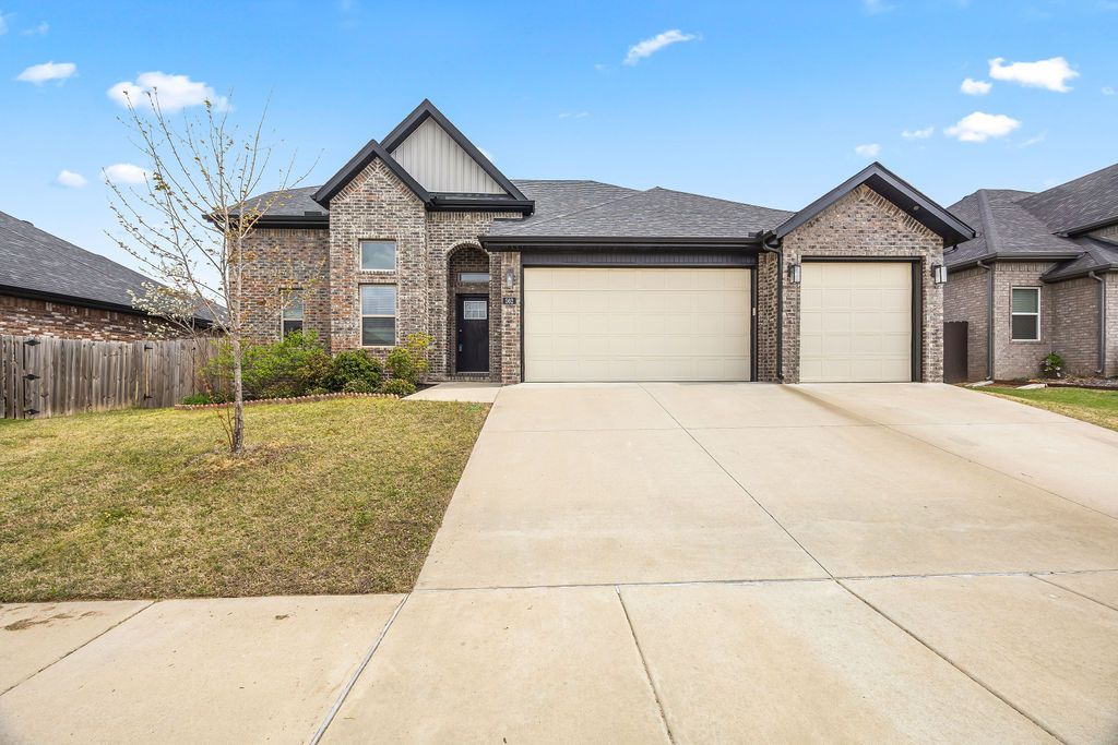 562 N Drewrys Bluff Drive, Fayetteville, AR 72704 Main Photo