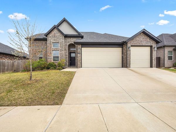 562 N Drewrys Bluff Drive, Fayetteville, AR 72704