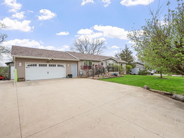 4555 NE 34th Court, Des Moines, IA 50317