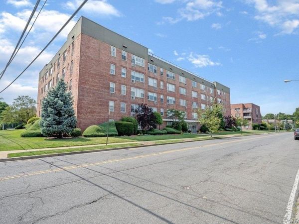 280 GUY LOMBARDO Avenue, Unit 5L, Freeport, NY 11520