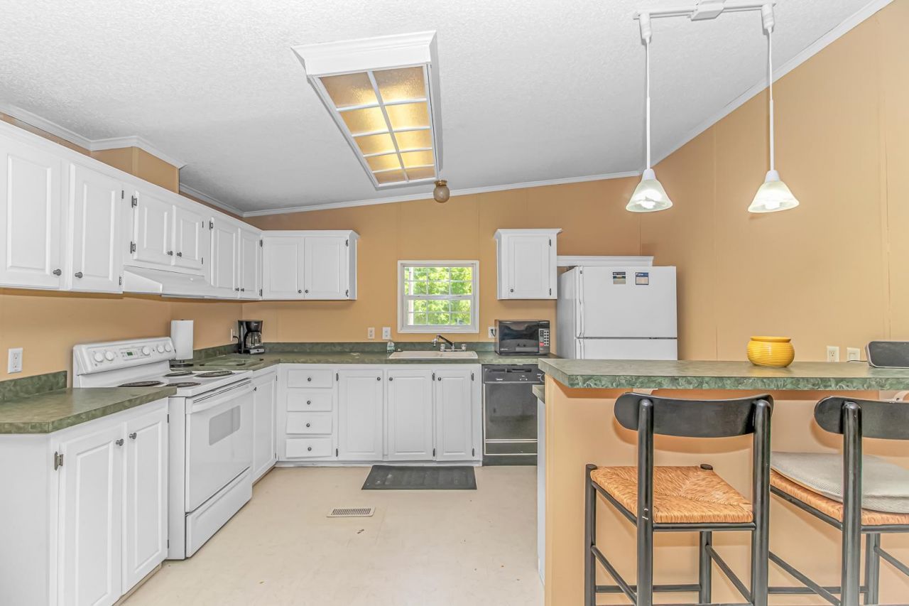 4775 Riverside Dr. Photo 7