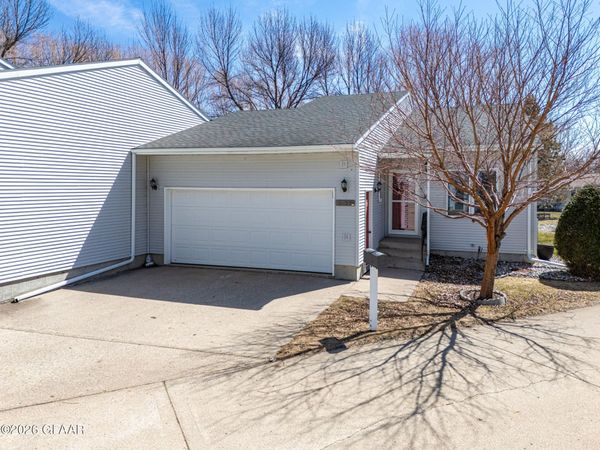 2218 COUNTRY Court NW, East Grand Forks, MN 56721