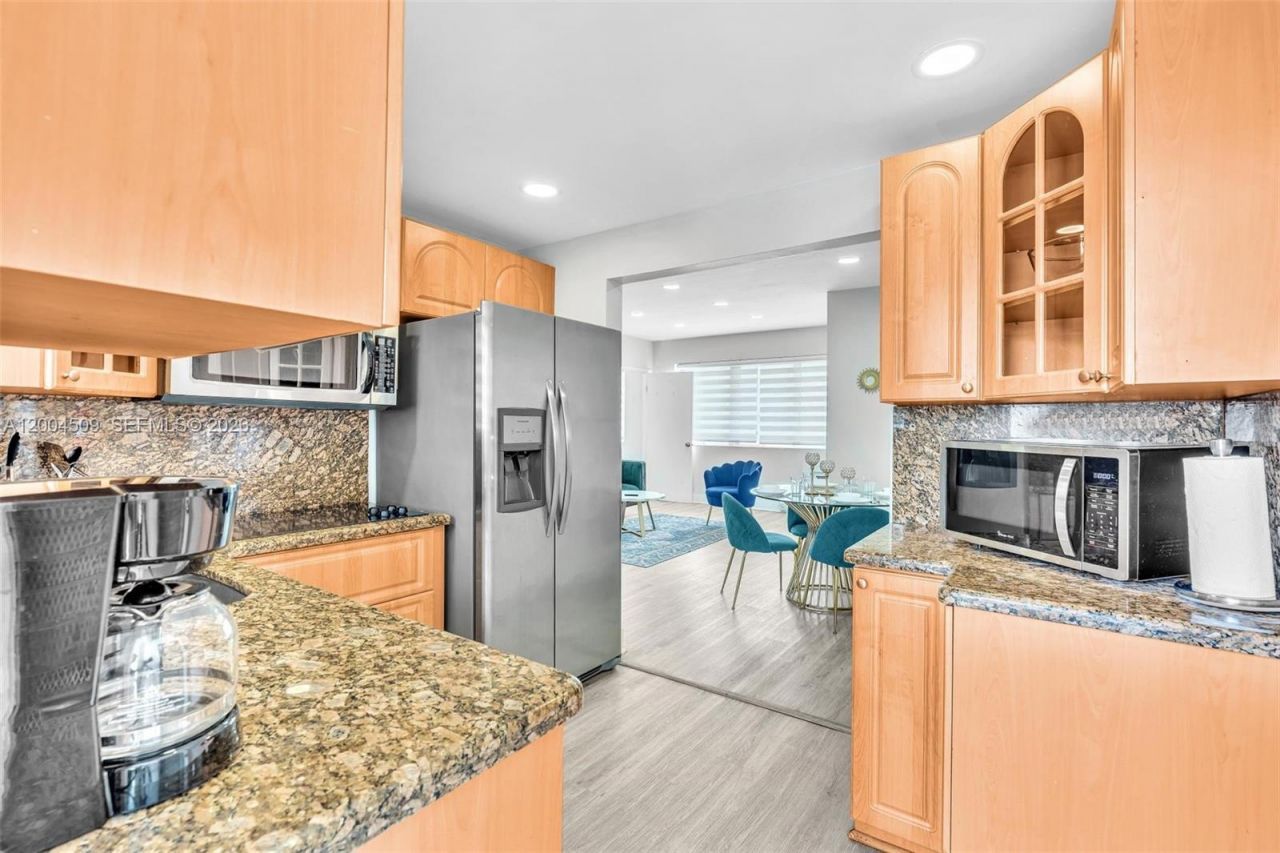 10000 E Bay Harbor Dr, Unit 18, Bay Harbor Islands, FL 33154 Photo