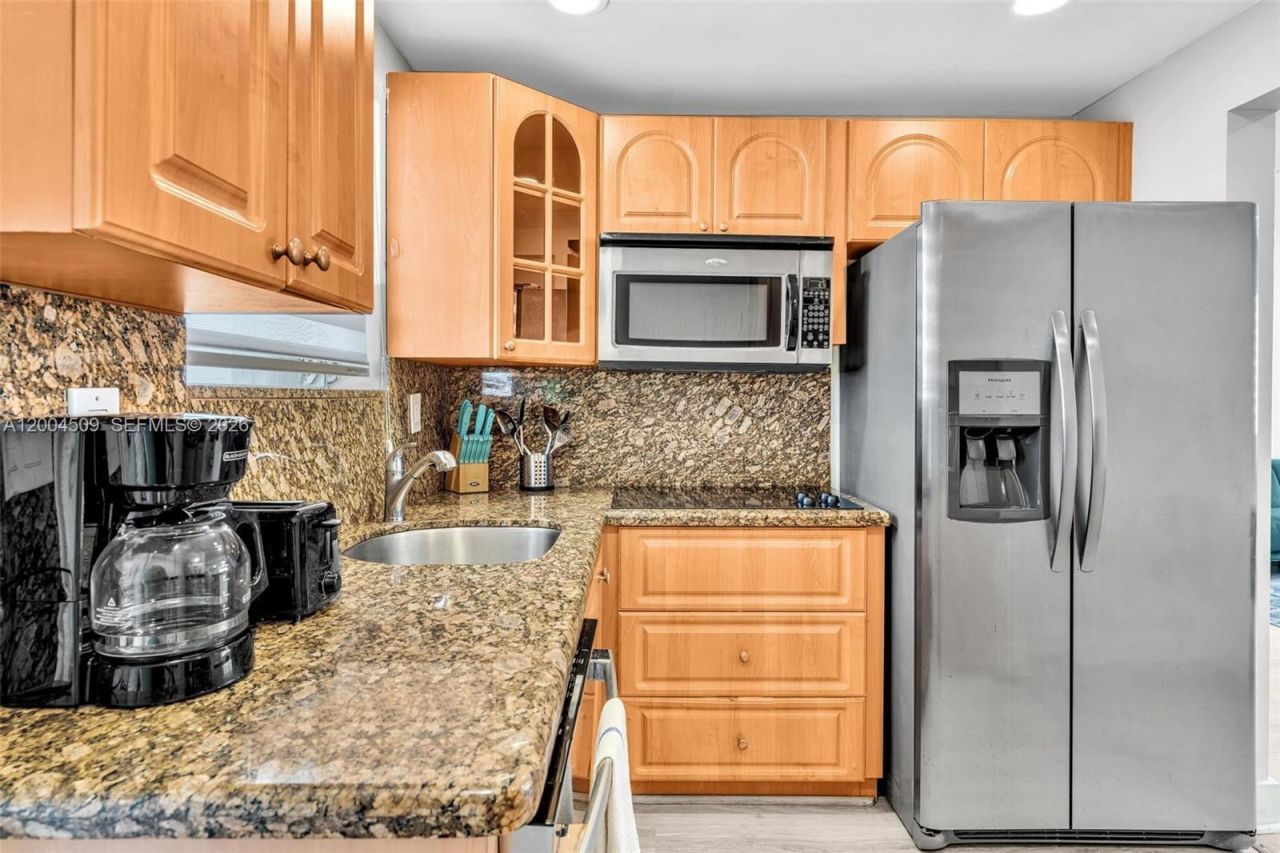 10000 E Bay Harbor Dr, Unit 18, Bay Harbor Islands, FL 33154 Photo