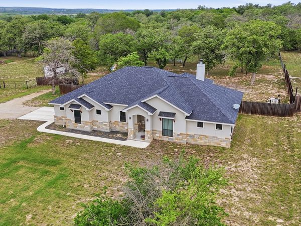 129 SENDERA XING, La Vernia, TX 78121