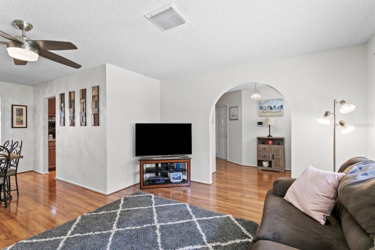 8645 Pinetree Drive W, Seminole, FL 33772 Photo