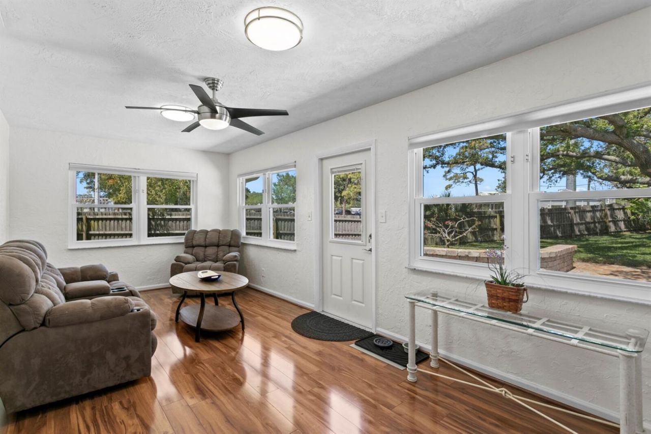 8645 Pinetree Drive W, Seminole, FL 33772 Photo