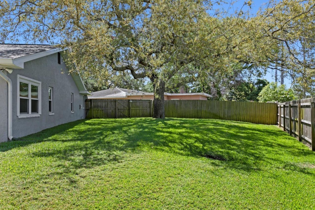 8645 Pinetree Drive W, Seminole, FL 33772 Photo