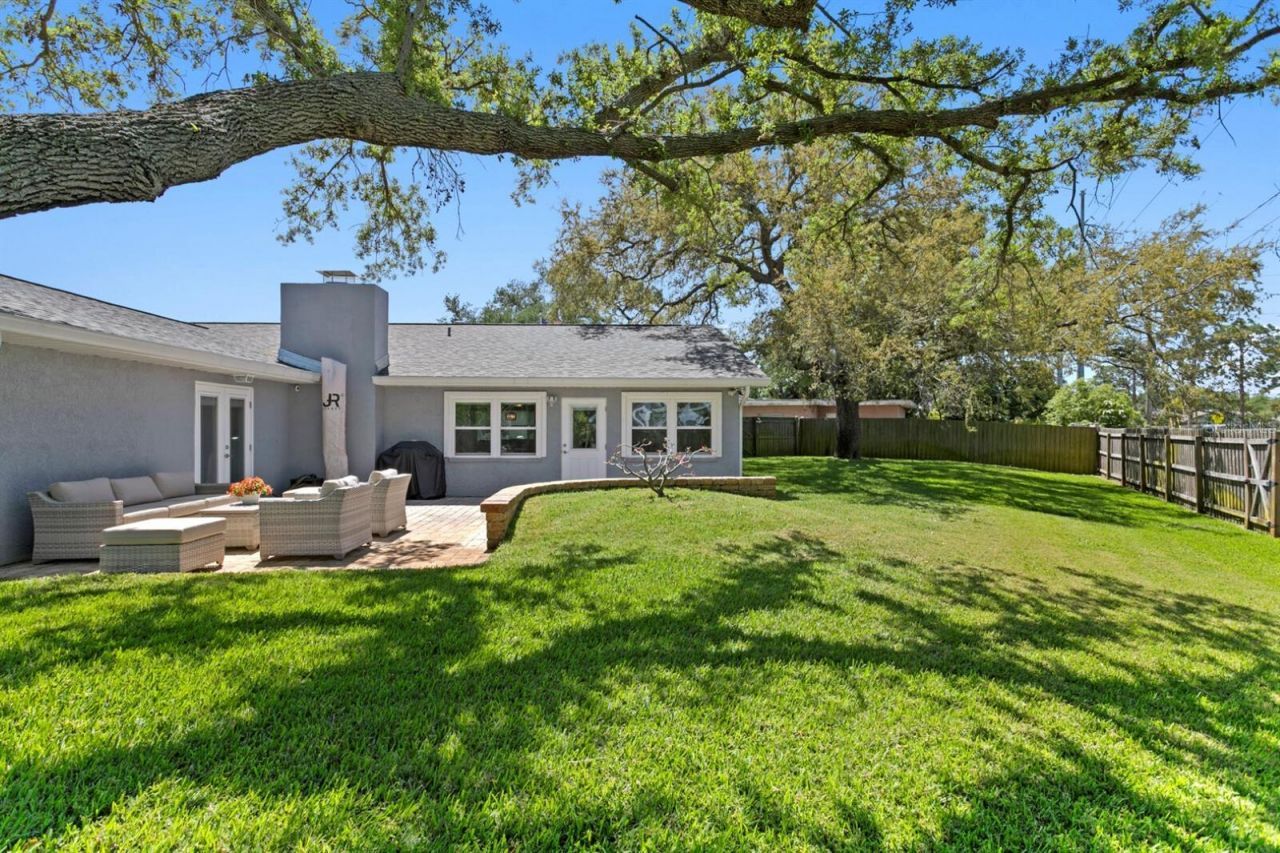 8645 Pinetree Drive W, Seminole, FL 33772 Photo