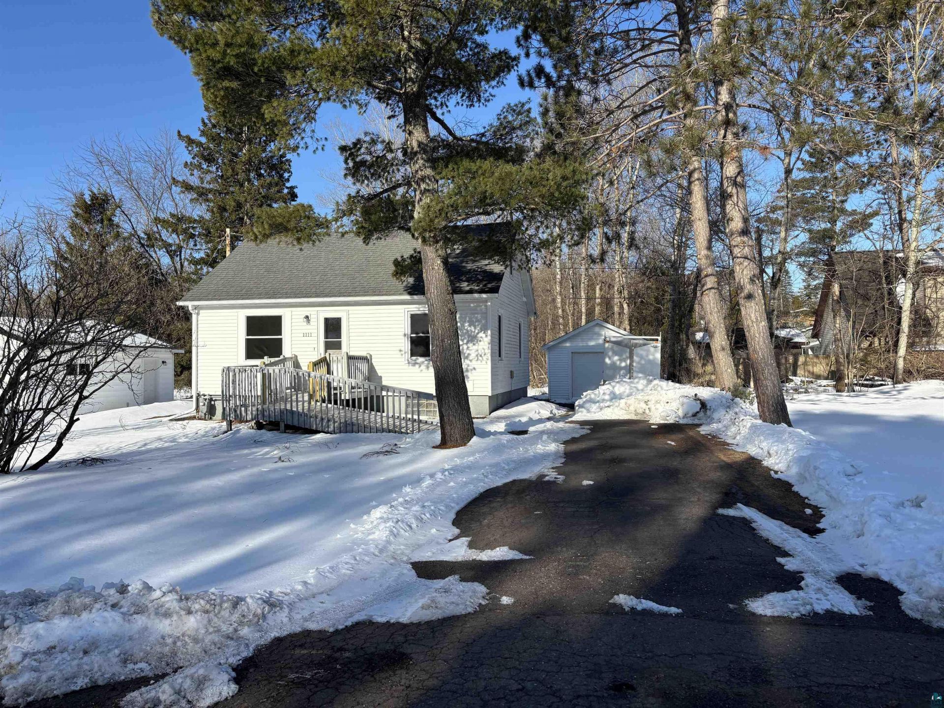 1111 N Robin Ave, Duluth, MN 55811 Main Photo