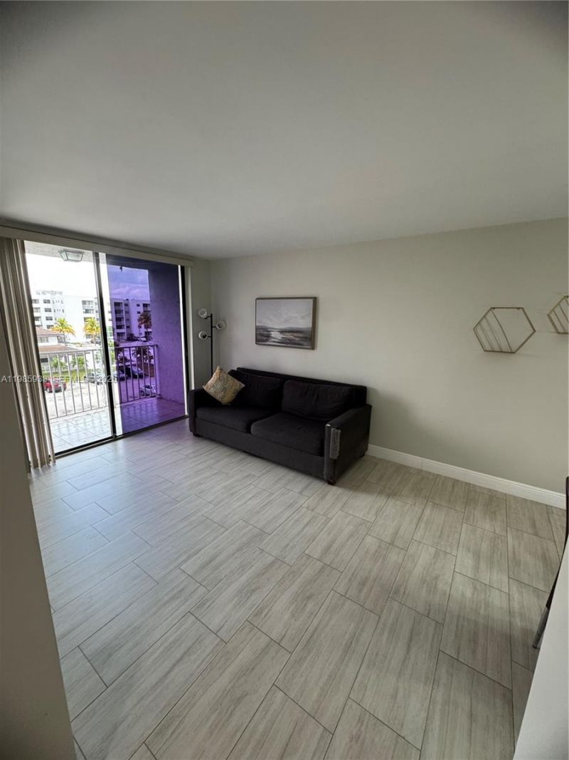 8075 NW 7th St , Unit 403, Miami, FL 33126 Photo