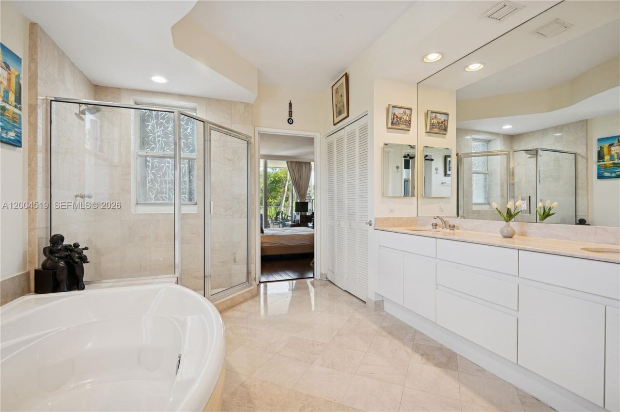 719 Crandon Blvd , Unit 310, Key Biscayne, FL 33149 Photo