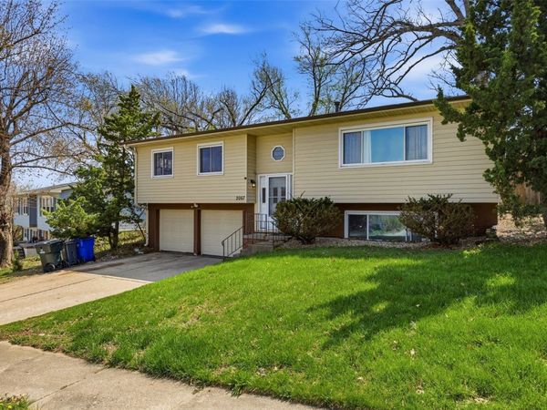 2067 Knollshire Road NE, Cedar Rapids, IA 52402