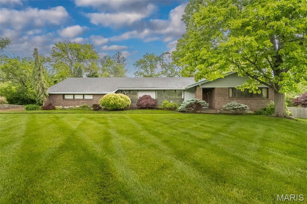 336 Hackmann Lane, Creve Coeur, MO 63141 Main Photo
